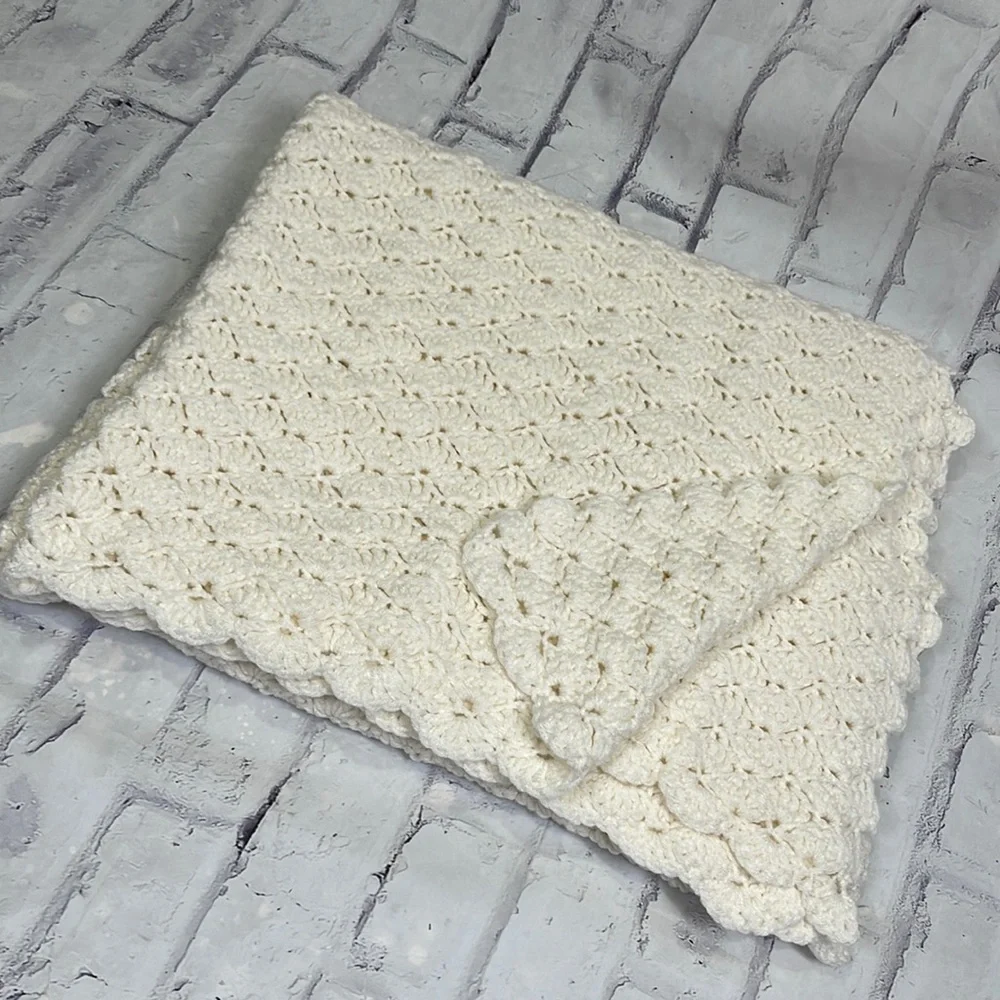 Handmade Crochet Afghan Cream Shell Stitch Scalloped Edge Throw Blanket